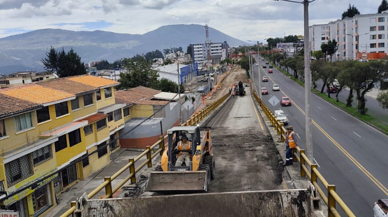 Mantenimiento vial del puente vehicular hacia la av. 6 de Diciembre ...