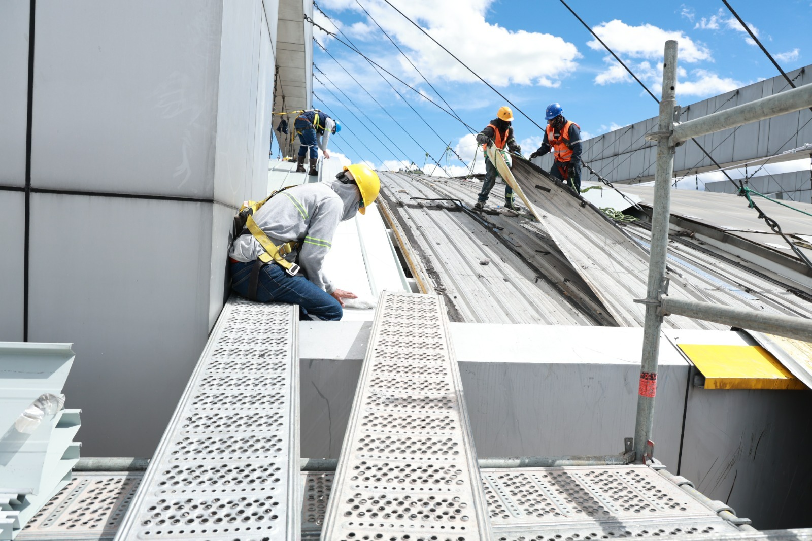 Avance del 45% en la renovación de la cubierta de la Terminal Terrestre Quitumbe, nave oriental completada